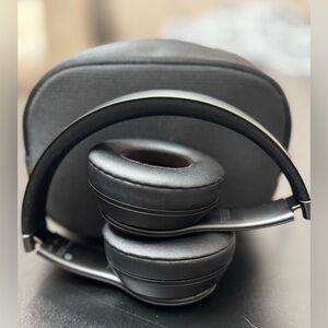 Beats Solo 4 Wireless On-Ear Headphones in Black